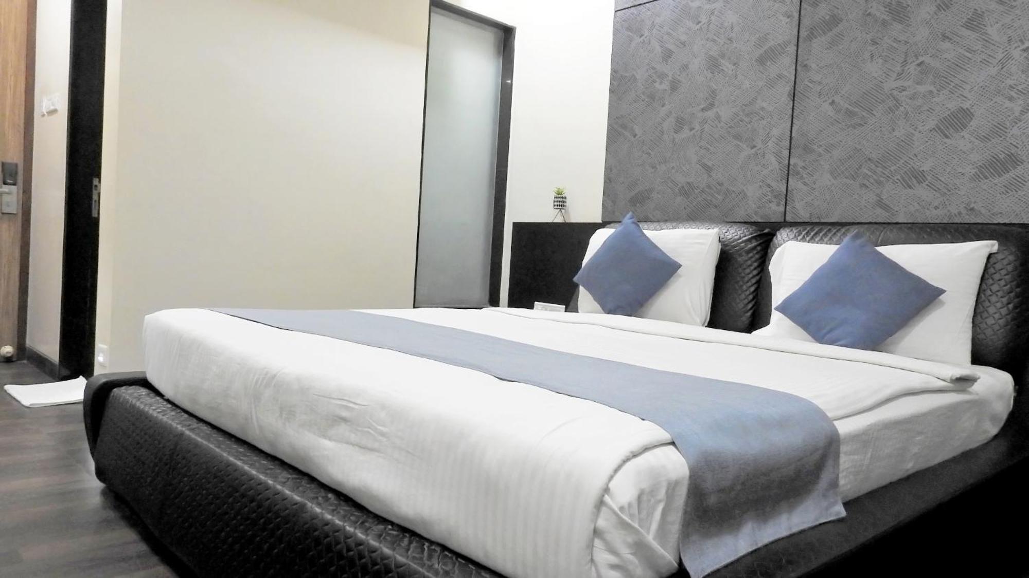 שירדי Hotel Sai Miracle מראה חיצוני תמונה